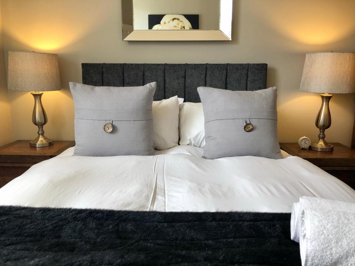 The Courtyard 2 Bedroom Apartments In Central Windsor With Parking Eksteriør bilde