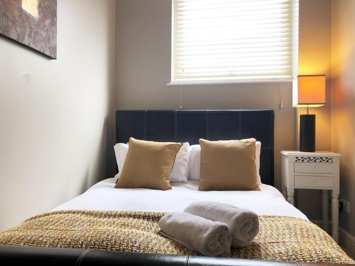 The Courtyard 2 Bedroom Apartments In Central Windsor With Parking Eksteriør bilde