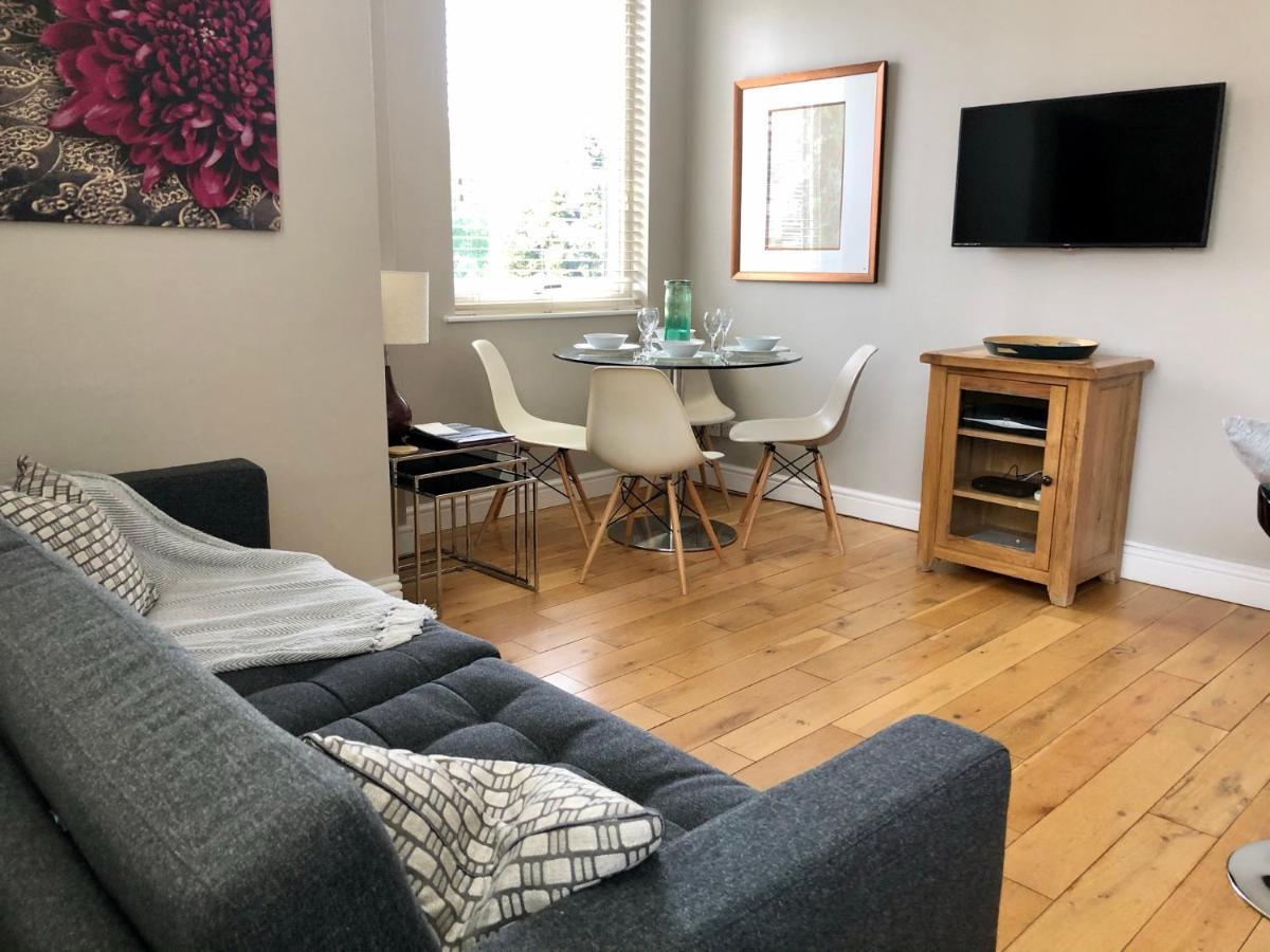 The Courtyard 2 Bedroom Apartments In Central Windsor With Parking Eksteriør bilde
