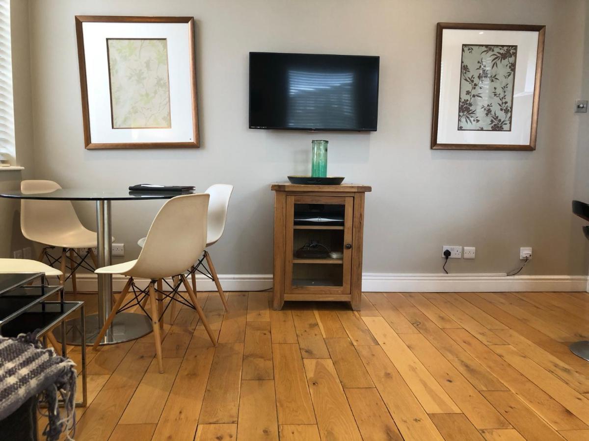 The Courtyard 2 Bedroom Apartments In Central Windsor With Parking Eksteriør bilde