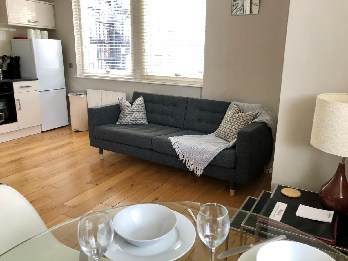 The Courtyard 2 Bedroom Apartments In Central Windsor With Parking Eksteriør bilde