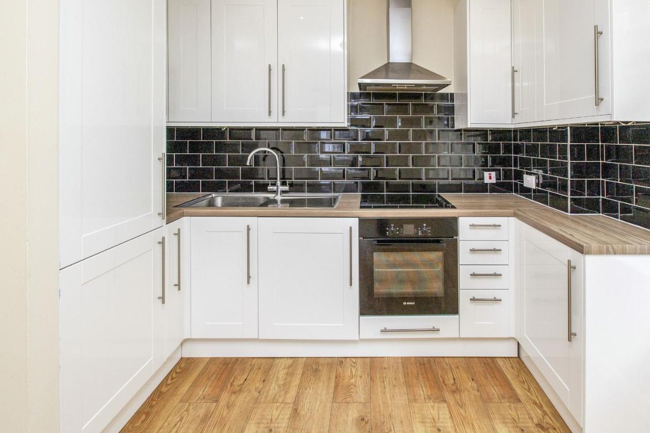 The Courtyard 2 Bedroom Apartments In Central Windsor With Parking Eksteriør bilde
