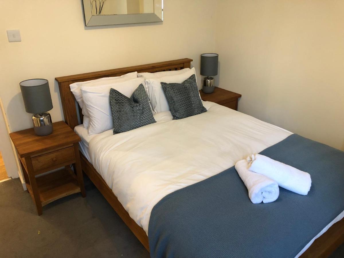 The Courtyard 2 Bedroom Apartments In Central Windsor With Parking Eksteriør bilde
