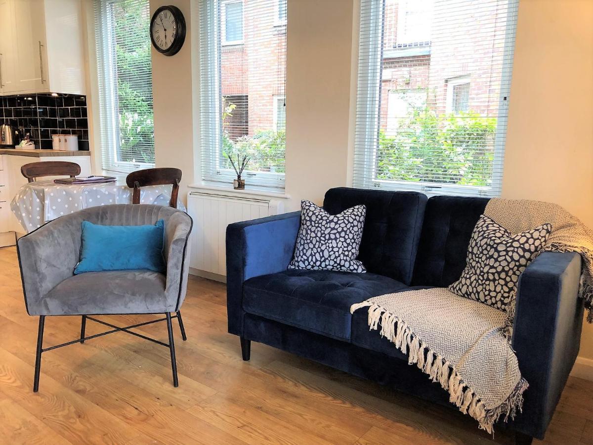 The Courtyard 2 Bedroom Apartments In Central Windsor With Parking Eksteriør bilde