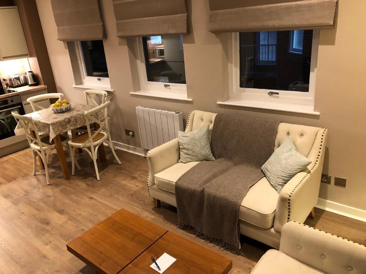 The Courtyard 2 Bedroom Apartments In Central Windsor With Parking Eksteriør bilde