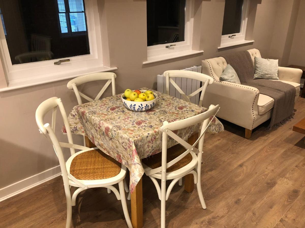 The Courtyard 2 Bedroom Apartments In Central Windsor With Parking Eksteriør bilde