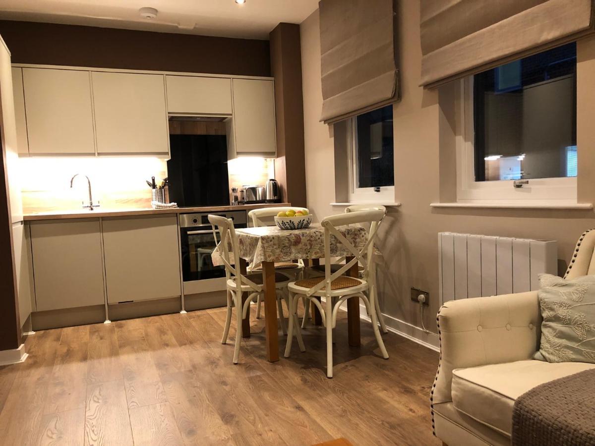 The Courtyard 2 Bedroom Apartments In Central Windsor With Parking Eksteriør bilde