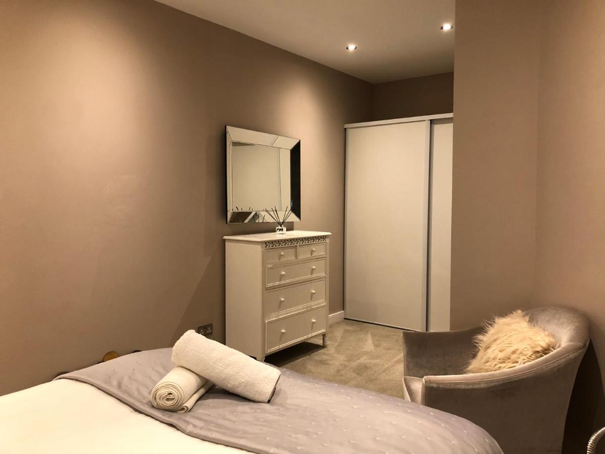 The Courtyard 2 Bedroom Apartments In Central Windsor With Parking Eksteriør bilde