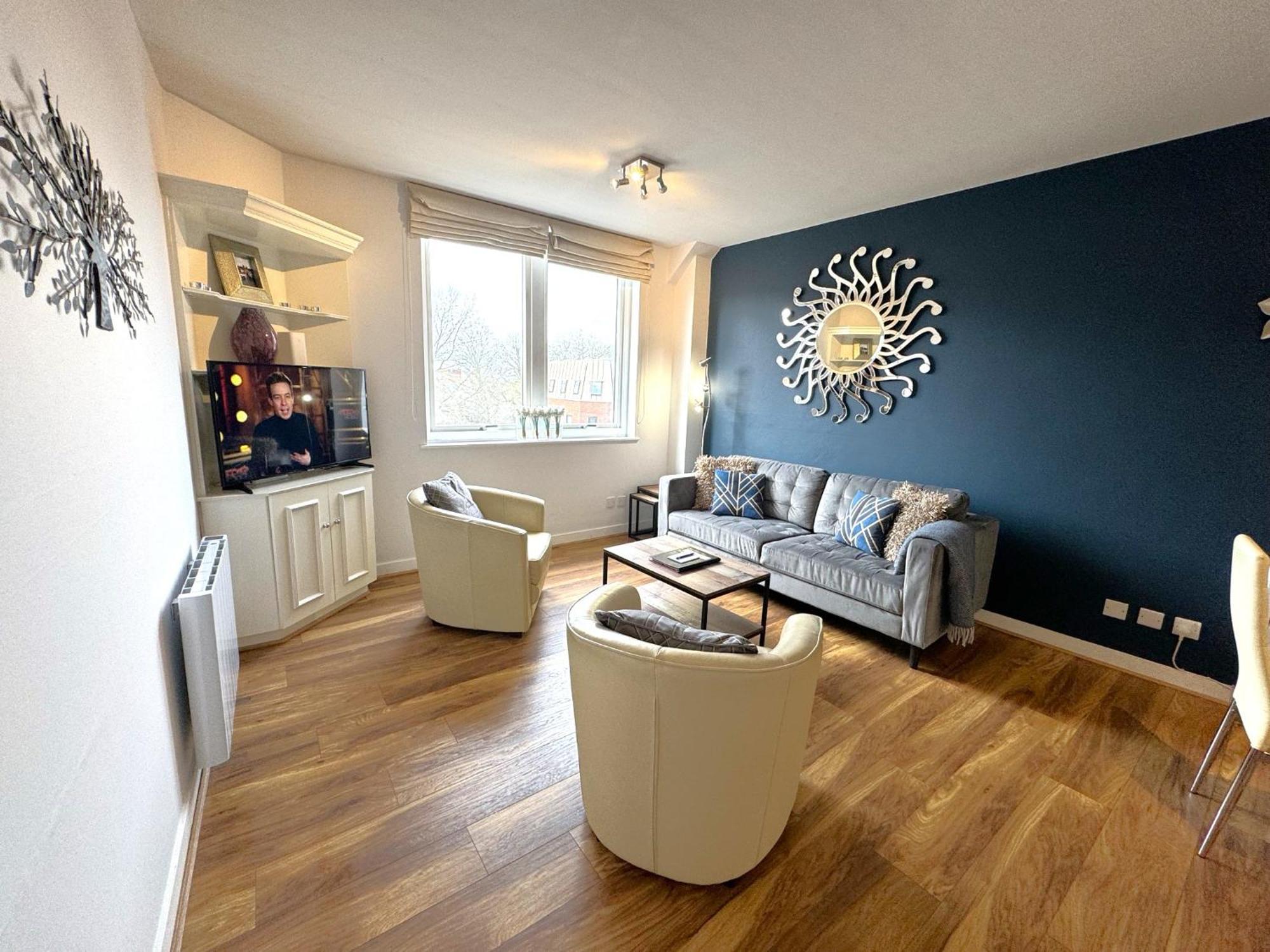 The Courtyard 2 Bedroom Apartments In Central Windsor With Parking Eksteriør bilde