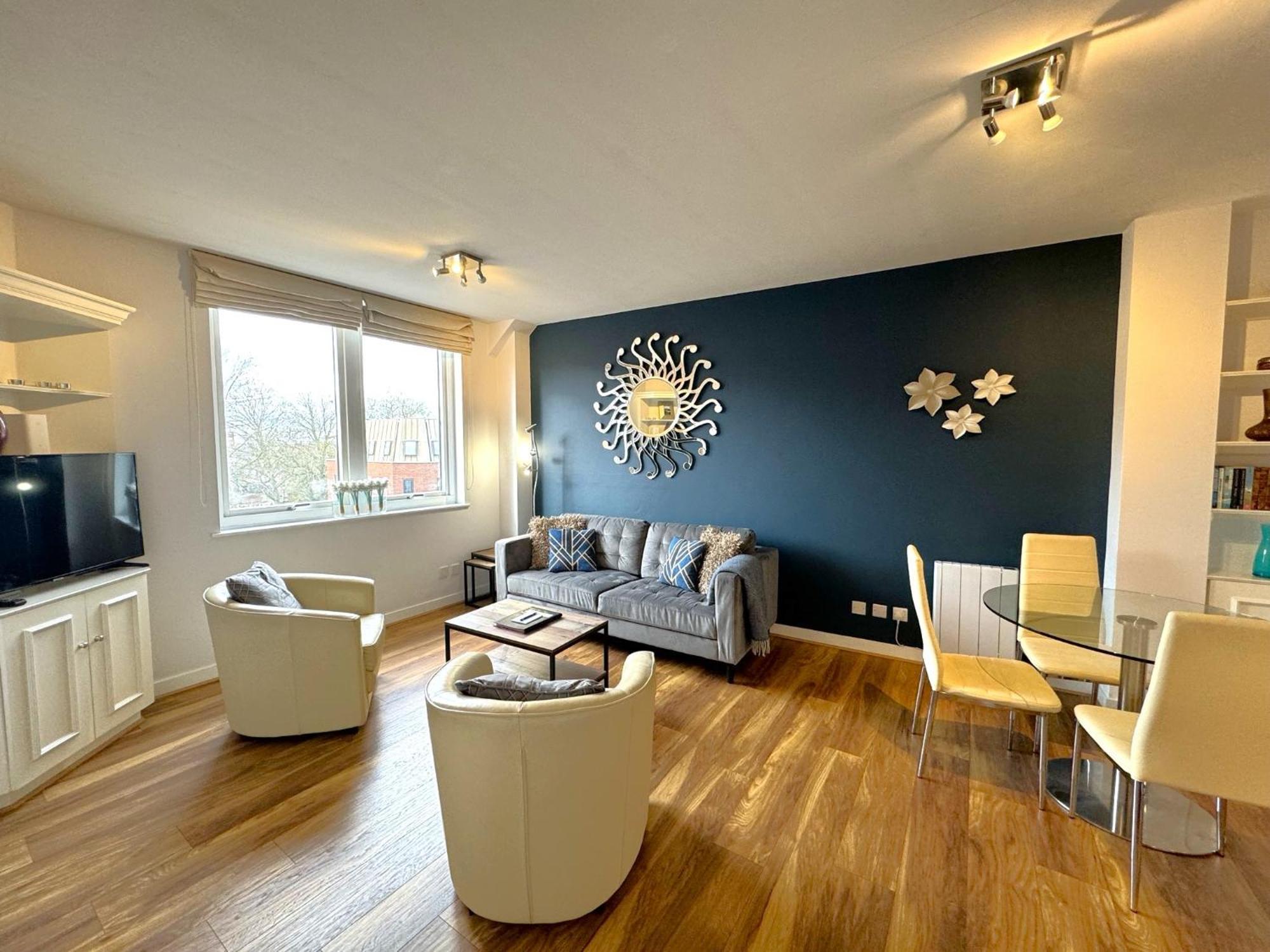 The Courtyard 2 Bedroom Apartments In Central Windsor With Parking Eksteriør bilde