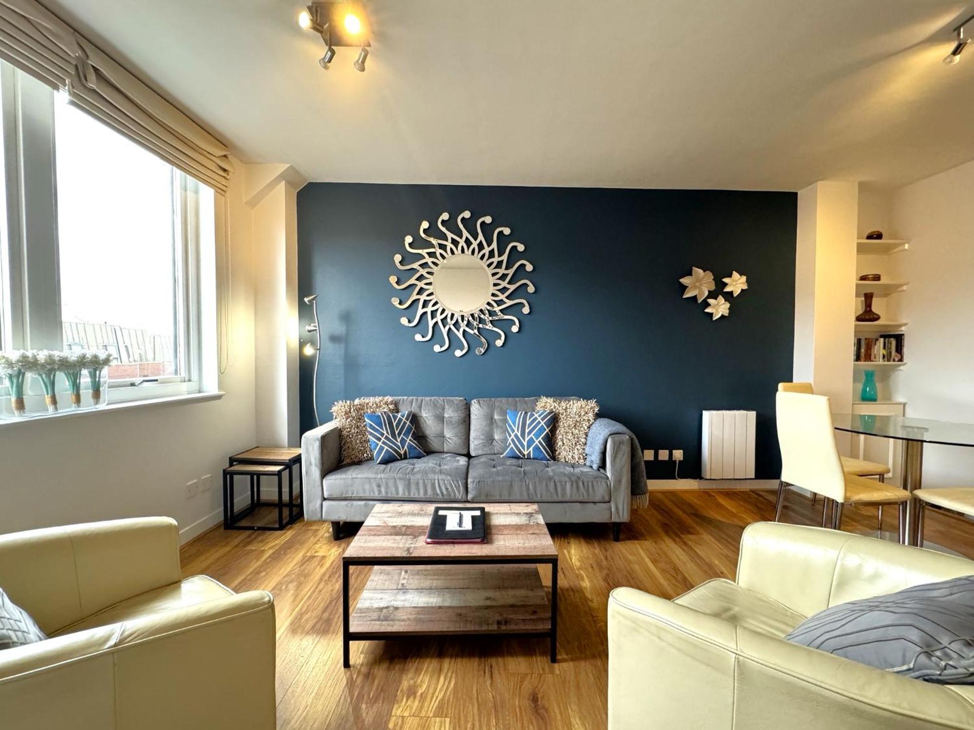 The Courtyard 2 Bedroom Apartments In Central Windsor With Parking Eksteriør bilde