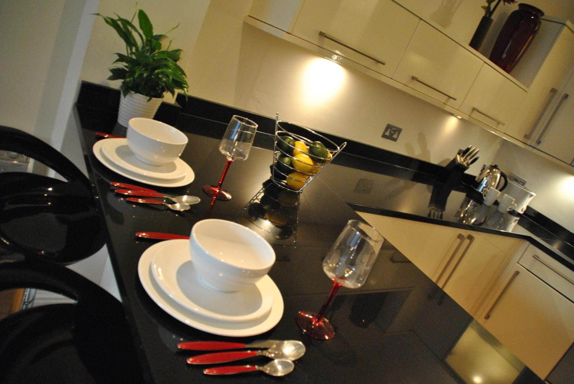The Courtyard 2 Bedroom Apartments In Central Windsor With Parking Rom bilde