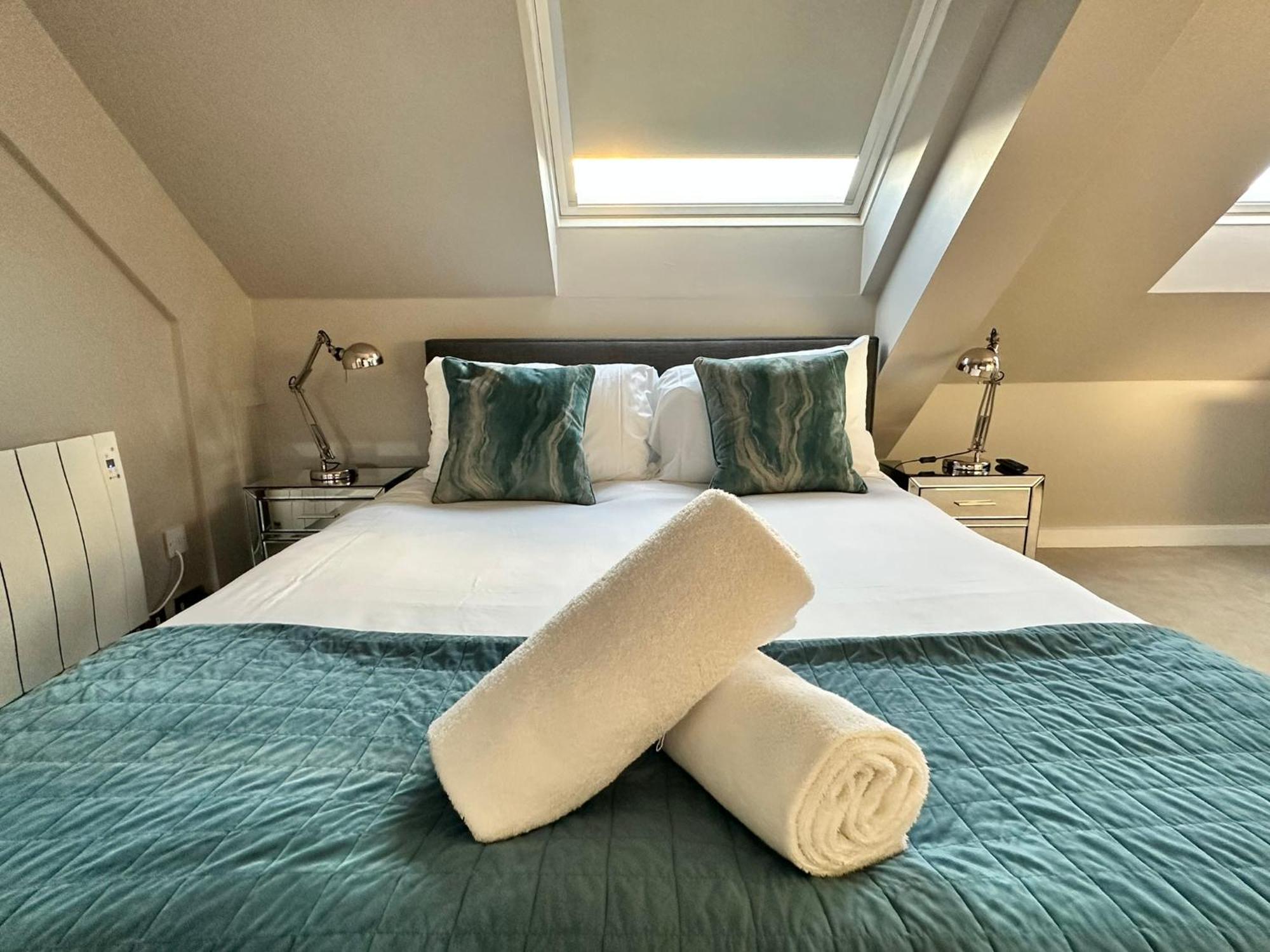 The Courtyard 2 Bedroom Apartments In Central Windsor With Parking Eksteriør bilde