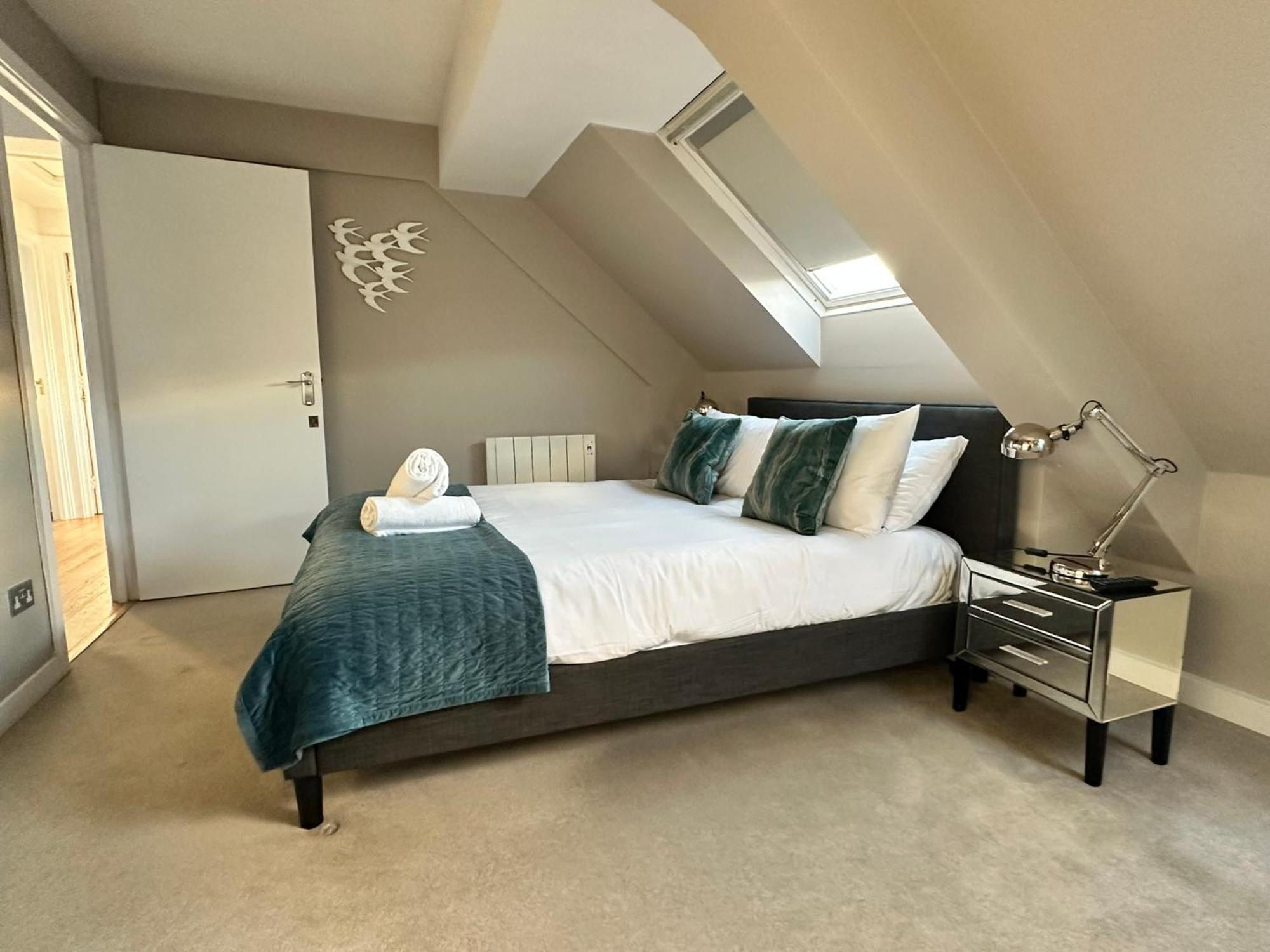 The Courtyard 2 Bedroom Apartments In Central Windsor With Parking Eksteriør bilde
