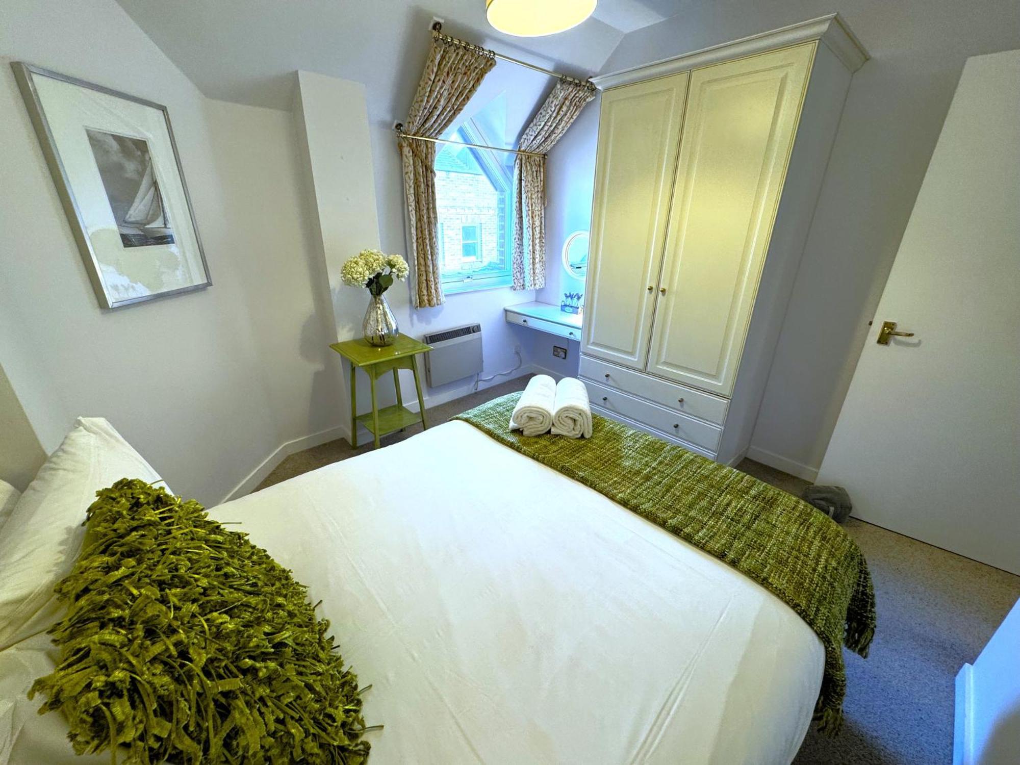 The Courtyard 2 Bedroom Apartments In Central Windsor With Parking Eksteriør bilde