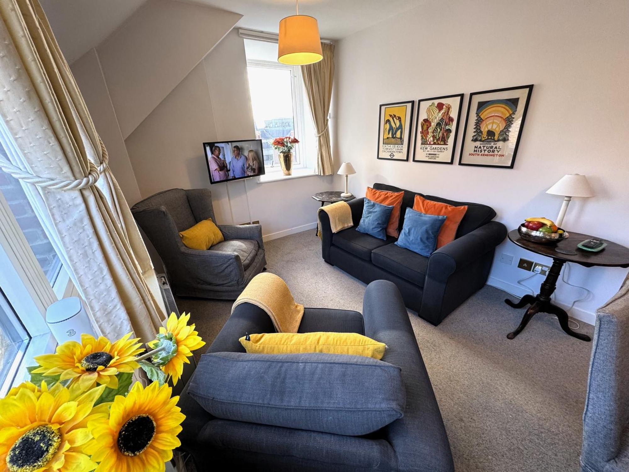 The Courtyard 2 Bedroom Apartments In Central Windsor With Parking Eksteriør bilde