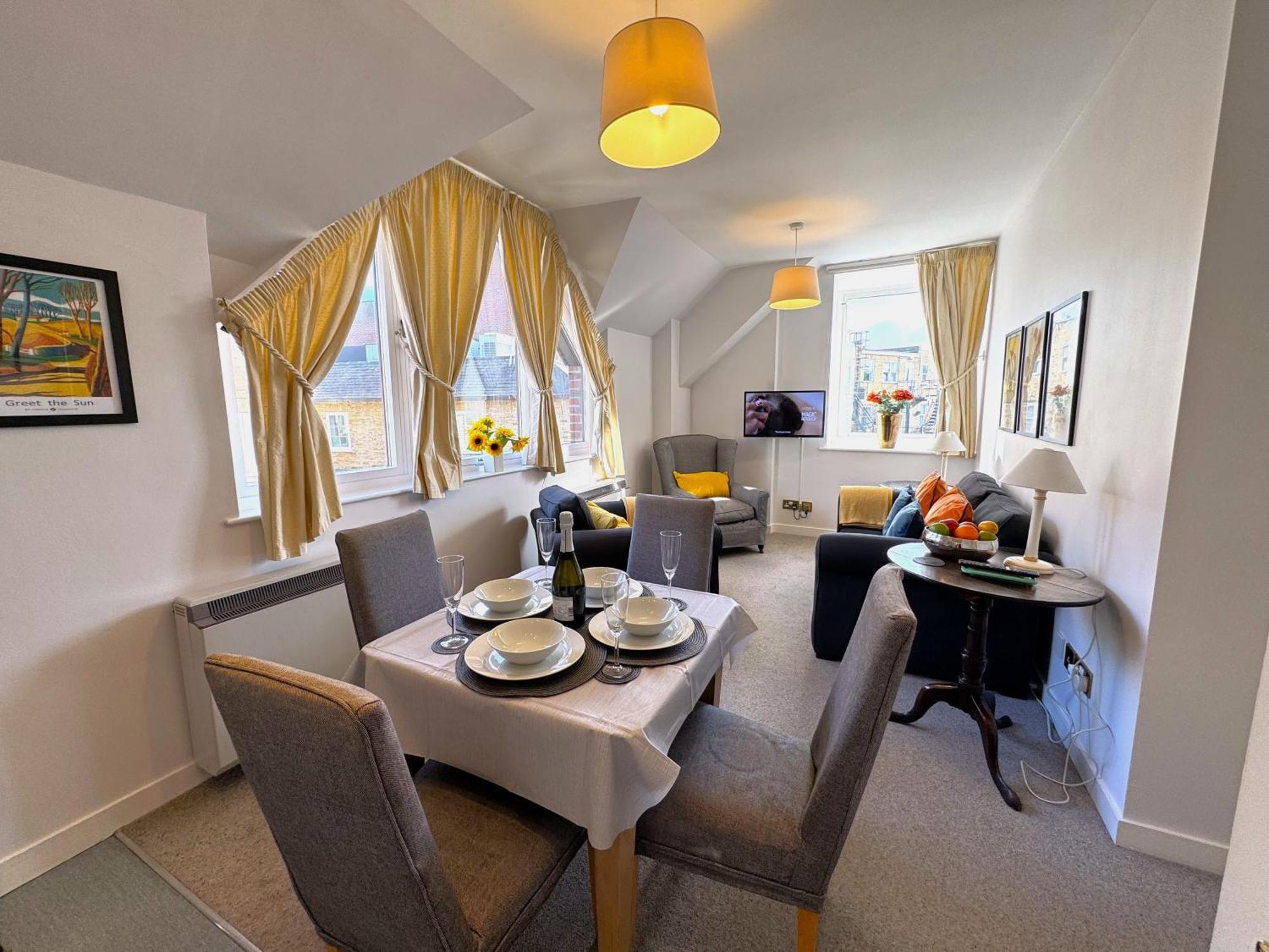The Courtyard 2 Bedroom Apartments In Central Windsor With Parking Eksteriør bilde