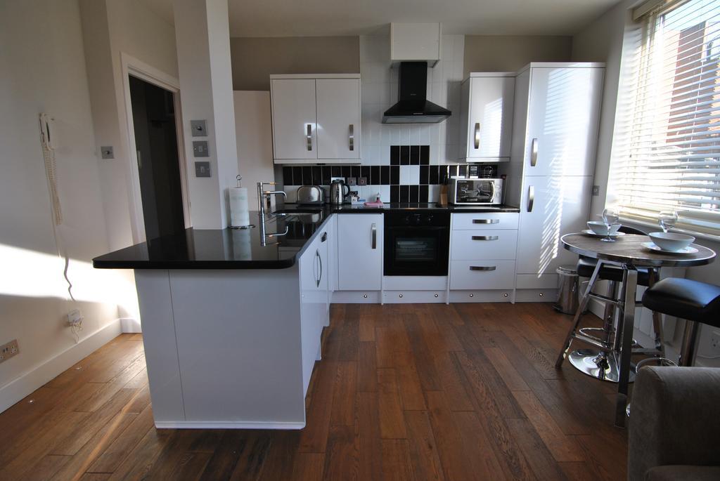 The Courtyard 2 Bedroom Apartments In Central Windsor With Parking Eksteriør bilde