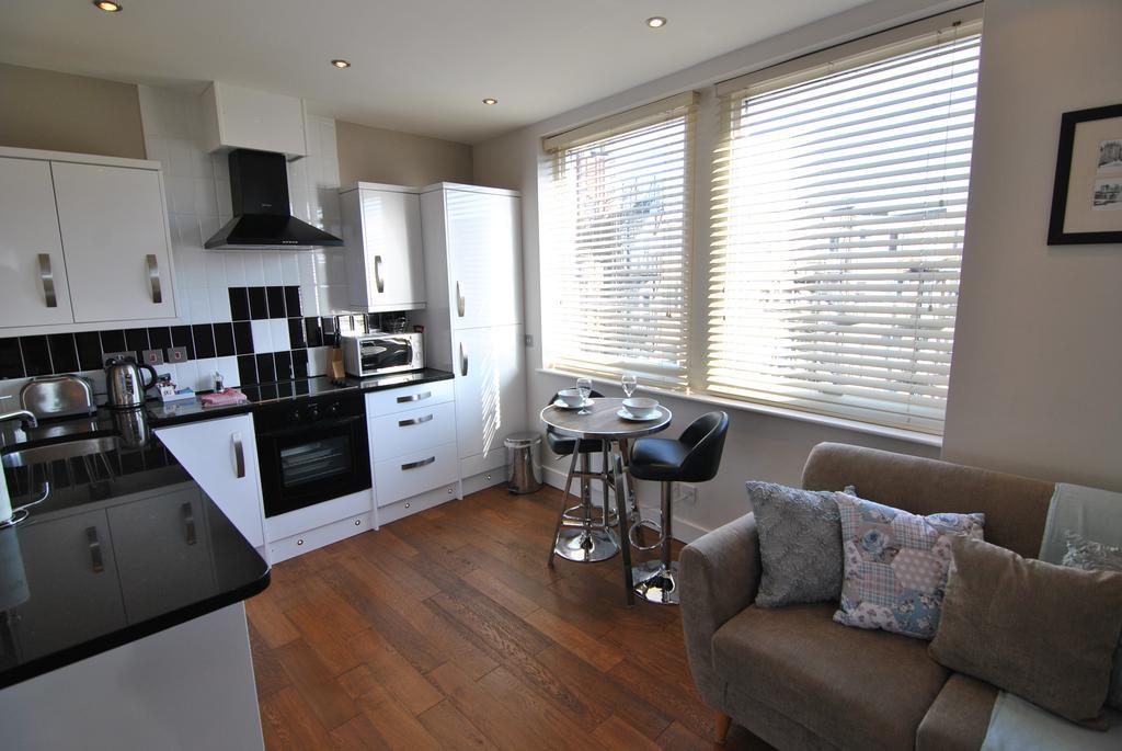 The Courtyard 2 Bedroom Apartments In Central Windsor With Parking Eksteriør bilde